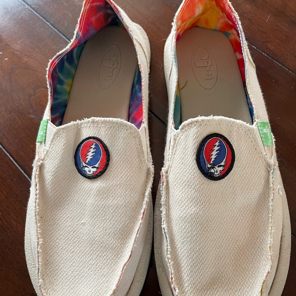 NWOT OR BOX SANUK GRATEFUL DEAD SZ 8